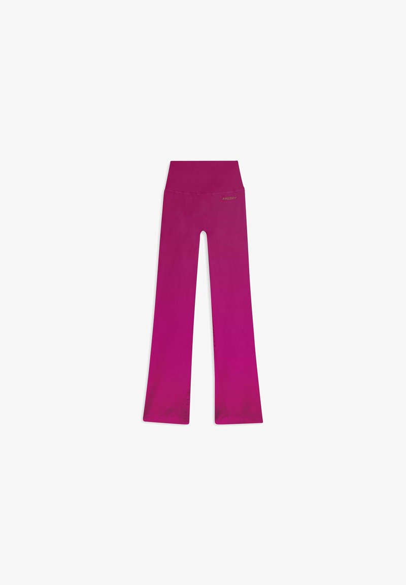 Pantaloni yoga a vita alta magenta con gambe larghe, dotati di un piccolo logo "FREDDY" sul lato destro della vita.