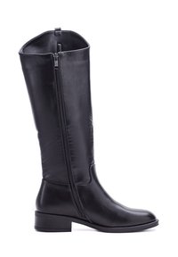 Botín negro hasta la rodilla, hecho de cuero suave, con cremallera lateral, puntera redondeada y un tacón bajo apilado. Diseño simple sin adornos.