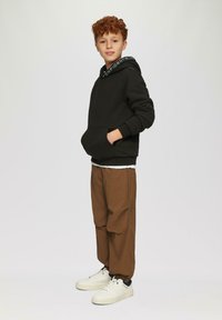 s.Oliver HOCHWERTIGER MIT STICKEREI - Felpa con cappuccio - schwarz