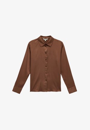 Braunes Satin-Hemd mit langen Ärmeln, spitzem Kragen und Knopfverschluss vorne. Merkmale eine glatte Textur und Manschetten an den Ärmeln.