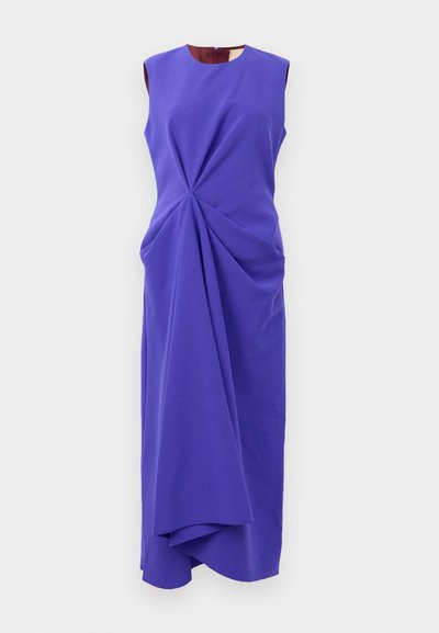 Ujjatlan lila midi ruha aszimmetrikus, deréktól induló redőkkel, kerek nyakkivágással és testhez simuló siluettel.