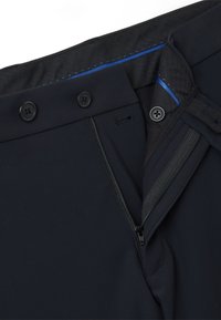 Pantaloni navy con zip e chiusura a doppio bottone. Caratterizzati da una cintura nera con cuciture blu e una texture di tessuto liscia.