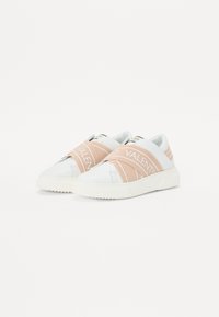 Baskets blanches avec bandes élastiques rose clair portant le texte "VALENTINO", tissu texturé, semelles en caoutchouc solides et design minimaliste.