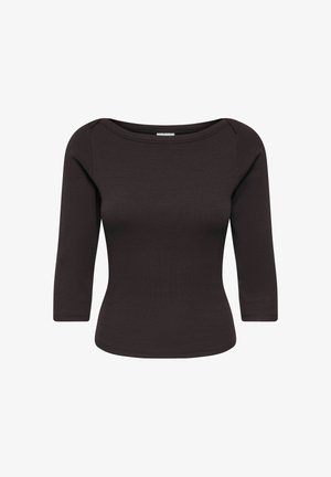 Haut en maille côtelée moulant marron foncé avec manches trois-quarts et large encolure arrondie sur fond blanc.