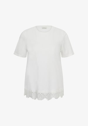 Bílá krátká halenka s kulatým výstřihem a krajkovým lemem podél spodního okraje.