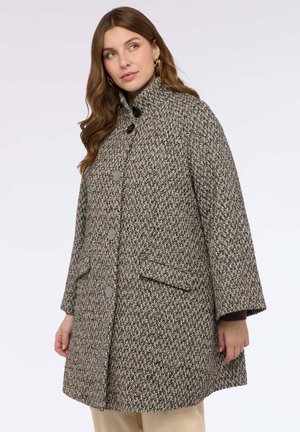 Gestrickter Tweed-Mantel in Brauntönen und Grau, mit hohem Kragen, fünf grauen Knöpfen und zwei Seitentaschen.