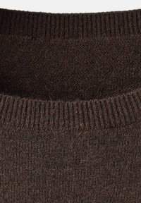 Suéter de punto marrón con cuello redondo acanalado, textura suave y tejido uniforme y bien elaborado. Sin patrones ni acentos visibles.