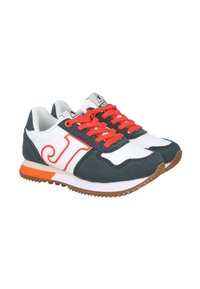 Zapatillas deportivas con parte superior de malla blanca y acentos de ante gris oscuro, cordones en un vibrante color naranja y suela de goma con un patrón de tracción.