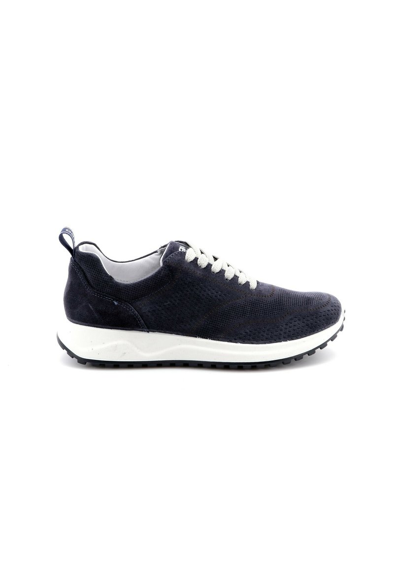 Scarpe da ginnastica navy con tomaia in tessuto testurizzato, lacci bianchi e suola in gomma con un distintivo motivo di trazione.