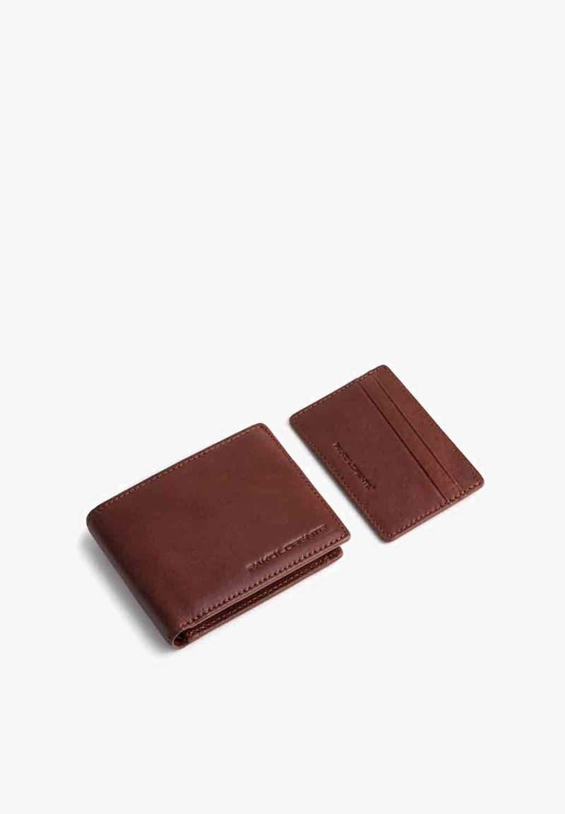 Zestaw brązowego skórzanego portfela i etui na karty, o gładkiej fakturze, prostokątnym kształcie, ze szczegółami ściegów oraz tłoczonym logo na obu przedmiotach.