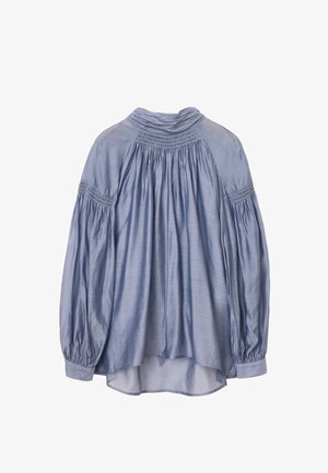Jasnoniebieska bluzka z długimi, bufiastymi rękawami, marszczonymi detalami wokół dekoltu i ramion oraz zaokrąglonym, dłuższym tyłem. Gładka tekstura materiału.