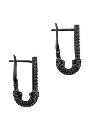 Par sorte øreringe i metal formet som sikkerhedsnåle med små sorte sten indlejret på den buede bund og sidebjælke.