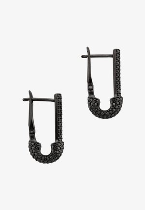 Pari mustia metallisia korvakoruja, jotka ovat muotoiltu turvallisuusneulan muotoisiksi ja joissa on pieniä mustia kiviä kaarevassa alareunassa ja sivupalkissa.