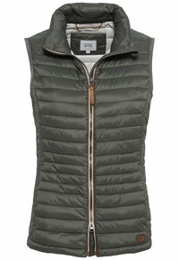 Gevoerde, mouwloze vest in donker groen. Beschikt over een hoge kraag, ritssluiting met een bruine leren accent en een horizontaal gestikt ontwerp.