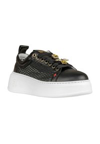 Sneaker nera con pannello laterale in rete, punta arrotondata, suola piatta bianca, dettagli decorativi dorati e argentati sui lacci.