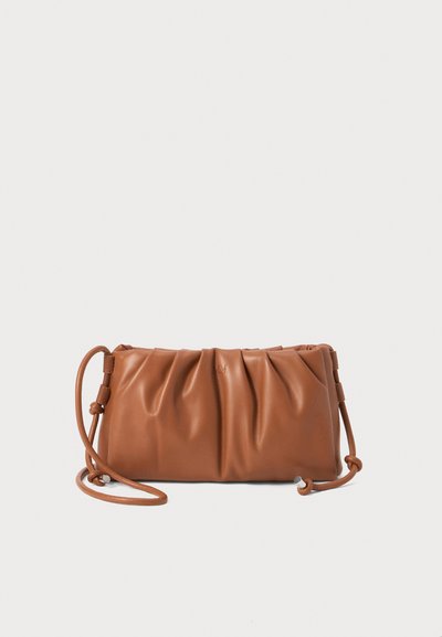 Braune Leder-Crossbody-Tasche mit gerafftem Design, ausgestattet mit einem langen verstellbaren Tragegurt und dezentem Branding. Glatte Textur mit sanften Konturen.