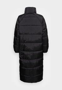 Cappotto imbottito nero con un design lungo, colletto alto e polsini elastici. Presenta un'imbottitura orizzontale cucita e una finitura liscia e lucida.