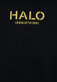 Svart tygtröja med djärv gul text "HALO" ovanför siffrorna "196819721981." Texturen ser slät ut med en standard passform.