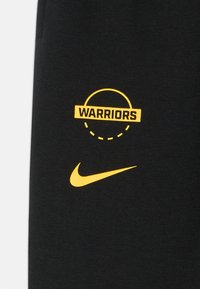 Černý svetr s žlutým logem "WARRIORS" obklopeným tečkovanou linkou a žlutým logem Nike swoosh. Materiál z bavlněné směsi.