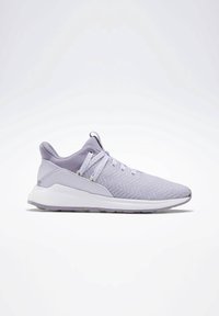 Chaussure de sport violet clair avec une tige en mesh texturé, des lacets plats et une semelle intermédiaire blanche. Comprend un talon moulé et une semelle extérieure en caoutchouc.