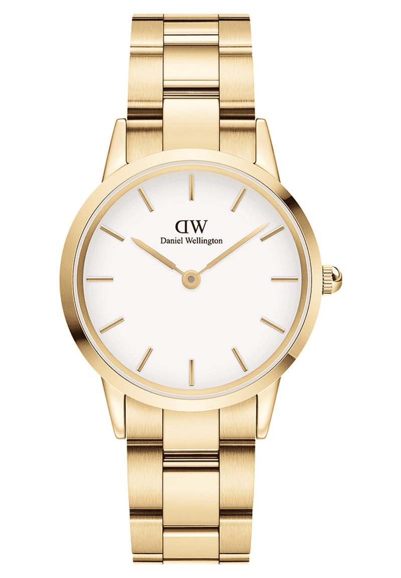 Reloj de pulsera dorado con caja redonda, esfera blanca, índices horarios delgados y pulsera metálica de eslabones. Presenta un diseño minimalista.
