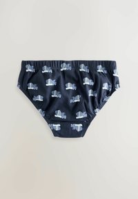 Sous-vêtements en coton bleu marine avec une taille élastique, présentant un motif répétitif de camions bleu clair. Texture douce, design classique de slip.