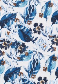 Blumenstoff mit blauen Blättern und Blumen sowie braunen Akzenten auf weißem Hintergrund; strukturierte Baumwollwebung mit einem sich wiederholenden Muster.