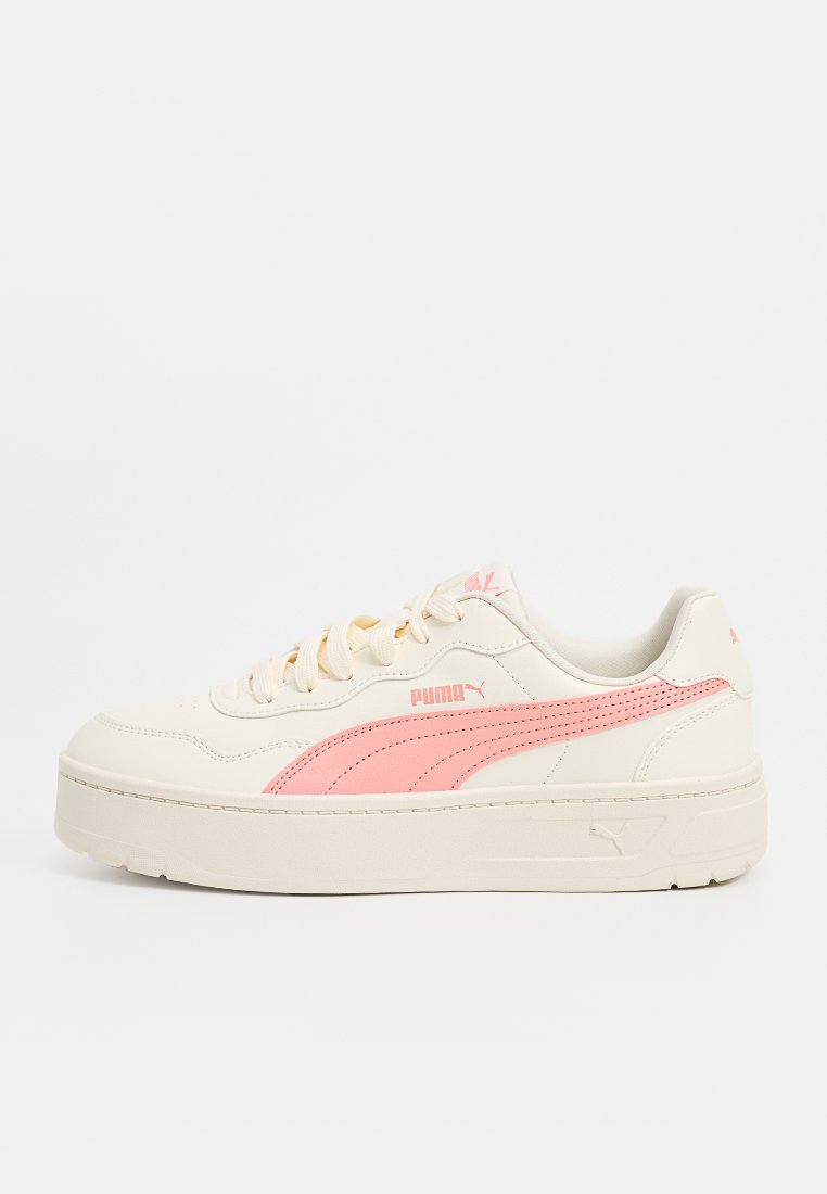 Weißes Leder-Sneaker mit pinkem PUMA-Streifen, Plateausohle und Schnürsenkeln. Verfügt über strukturierte Akzente und Markenlogo an der Seite und Ferse.