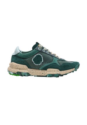 Zapatilla deportiva verde oscuro y beige con mezcla de piel y ante, suela salpicada, cordones blancos y parche decorativo irregular en el lateral.