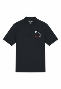 Polo shirt noir à manches courtes avec col et deux boutons, présentant une épingle de sûreté blanche et cinq petits cœurs rouges brodés sur la poitrine.