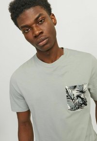 Jack & Jones GEDRUCKT RUNDHALS - Camiseta estampada - gray mist