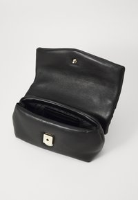 Borsa a tracolla in pelle nera con una superficie liscia, dotata di una chiusura dorata e di un interno aperto che mostra scomparti. Forma semplice e rettangolare.