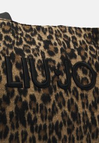 Torebka w panterkę z teksturowaną, puszystą powierzchnią, z czarnym haftowanym logo "LIU·JO" wyraźnie widocznym.