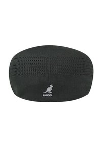 Cappello piatto nero in maglia con motivo testurizzato e logo di canguro ricamato in bianco con il testo "KANGOL" sul davanti.