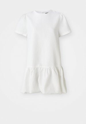 Abito bianco con maniche a sbuffo corte, tessuto strutturato, corpino aderente e orlo arricciato con rifiniture, dotato di scollatura rotonda e cerniera sul retro.