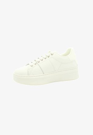 Sneaker bianco in pelle con punta arrotondata, design a bassa altezza, lacci anteriori, cuciture sottili e suola in gomma spessa.