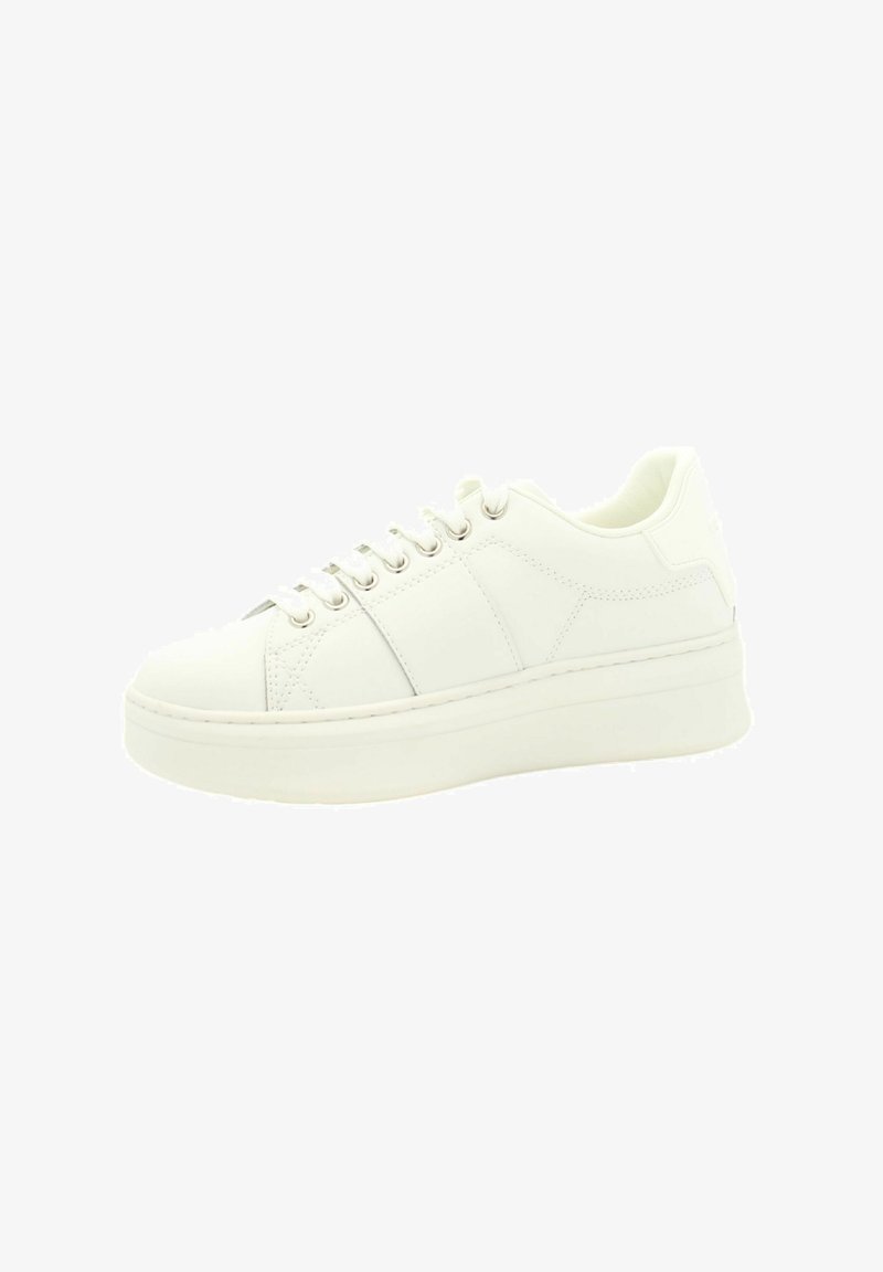 Witte leren sneaker met een ronde neus, lage ontwerp, vetersluiting aan de voorkant, subtiele stiksels en een dikke rubberen zool.