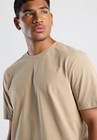 America Today ERIC - Basic T-shirt - khaki