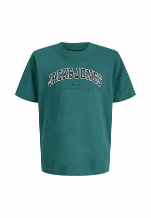 Turquoise korte mouw t-shirt met "JACK&JONES" in grote witte letters en "EST. 90 WORLDWIDE" in kleinere zwarte letters eronder aan de voorkant.