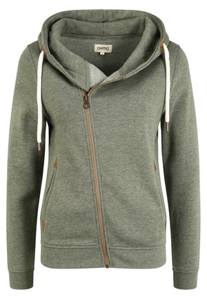 Grøn zip-up hoodie med en stor, justerbar hætte, kontrasterende beige hardware, sidelommer og brune læderdetaljer i kanten.