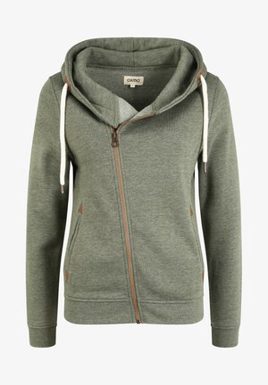 Grøn zip-up hoodie med en stor, justerbar hætte, kontrasterende beige hardware, sidelommer og brune læderdetaljer i kanten.