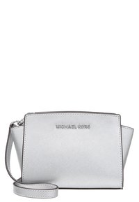 Bolso de cuero plateado de Michael Kors con un acabado texturizado, forma rectangular, cierre de cremallera y una correa de muñeca desmontable.