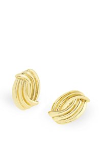 Et par skinnende guldfarvede snoede hoops med rillede detaljer på en hvid baggrund.