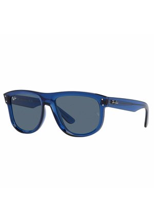 Occhiali da sole in plastica blu con lenti scure. Design con montatura quadrata. Presentano il logo Ray-Ban sulle aste. Leggeri, con texture liscia.
