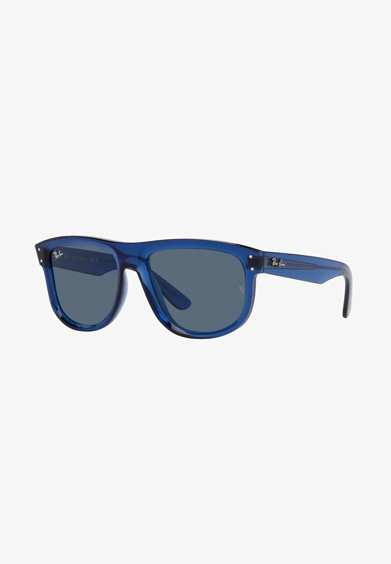 Occhiali da sole in plastica blu con lenti scure. Design con montatura quadrata. Presentano il logo Ray-Ban sulle aste. Leggeri, con texture liscia.