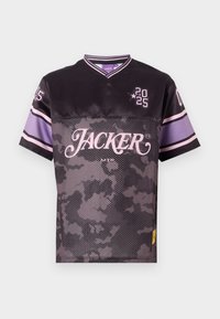 Černý sportovní dres s maskáčovým vzorem, zdobený fialovými akcenty a nápisem "JACKER" v růžové barvě. V-široký design, krátké rukávy.