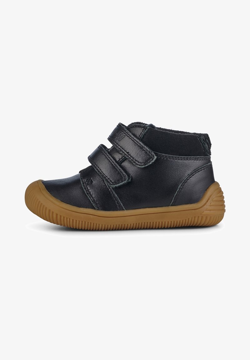 Chaussure d’enfant en cuir noir avec deux bandes velcro et semelle en caoutchouc marron, vue de côté sur fond blanc.