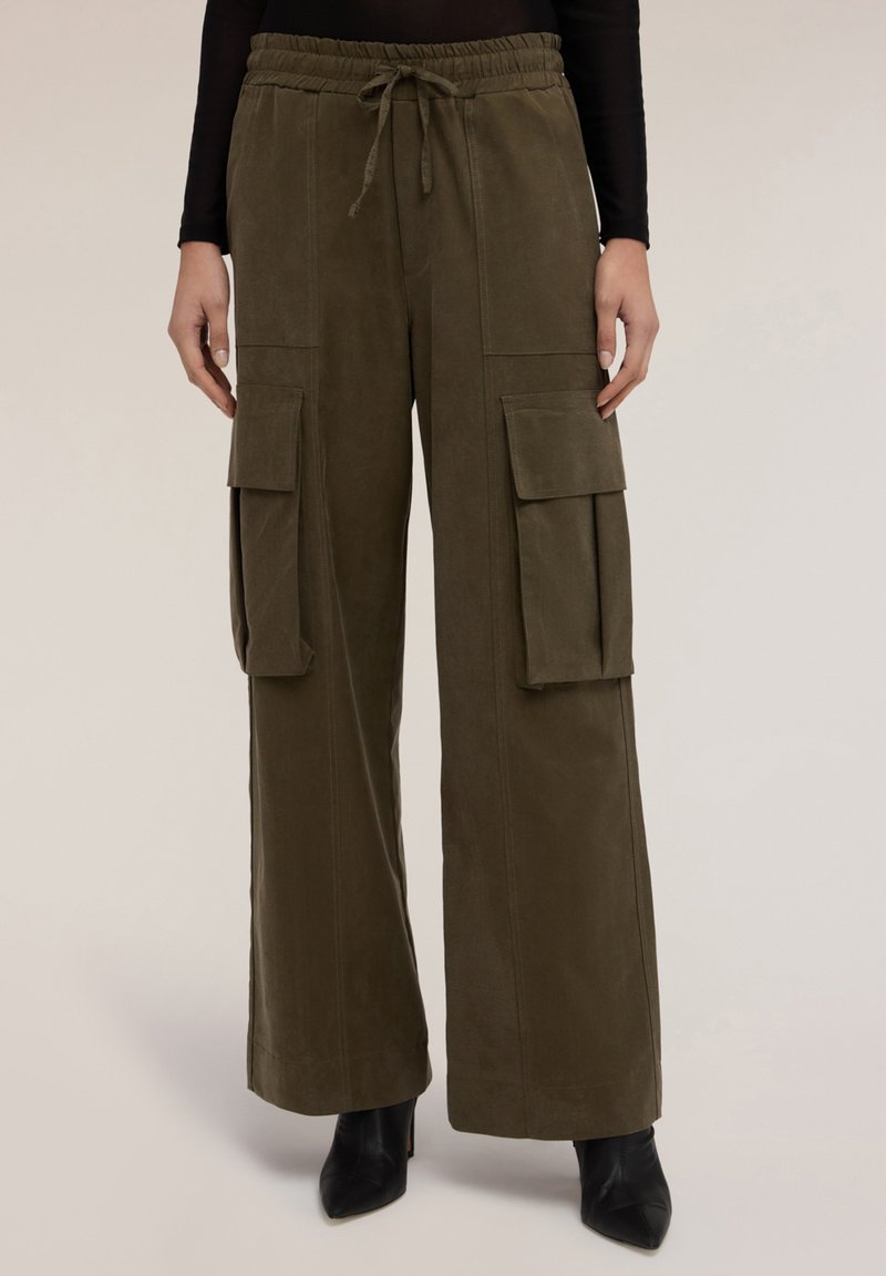 Pantalones cargo verde oliva con cintura elástica, cordón, bolsillos laterales y diseño de pierna ancha. La tela texturizada ofrece un acabado suave.