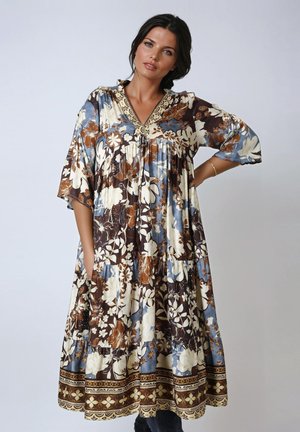 Florale maxi-jurk in bruin, crème en blauw met korte mouwen, een V-hals en een gegatherde taille. Kenmerken een decoratief zoompatroon en zakken.