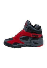 Pantofi sport înalți, cu un upper din suede roșu și accente gri, suprapuse cu negru și o talpă texturată. Include o curea etichetată "ROGUE."